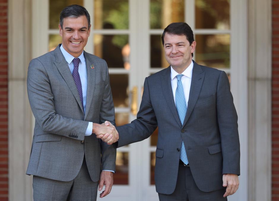 El jefe del Ejecutivo, Pedro Sánchez, y el presidente de la Junta de Castilla y León, Alfonso Fernández Mañueco