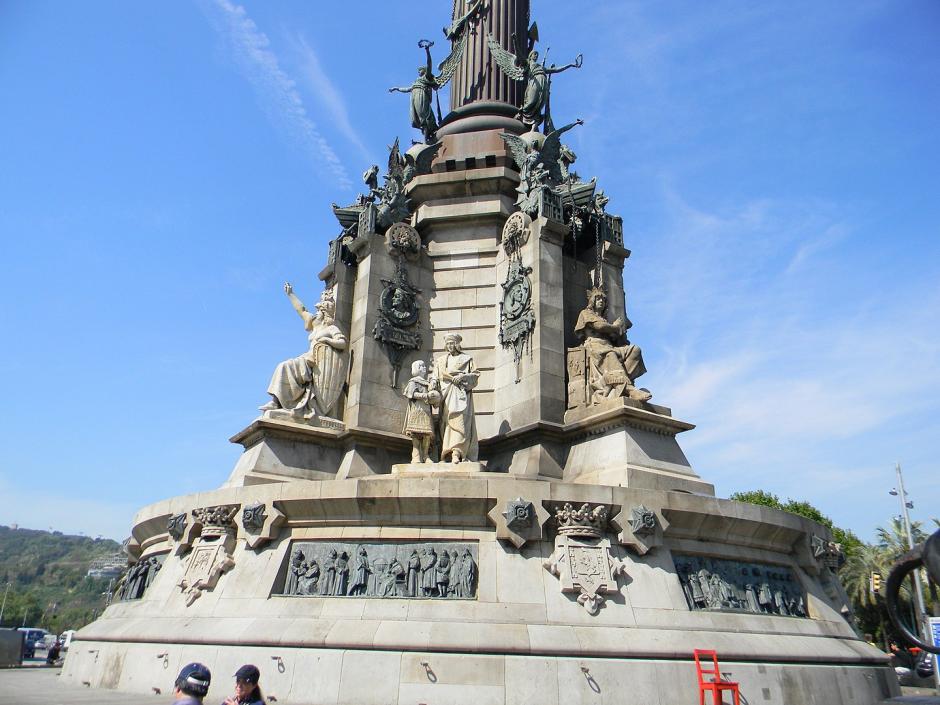 Pedestal del monumento a Colón, en Barcelona