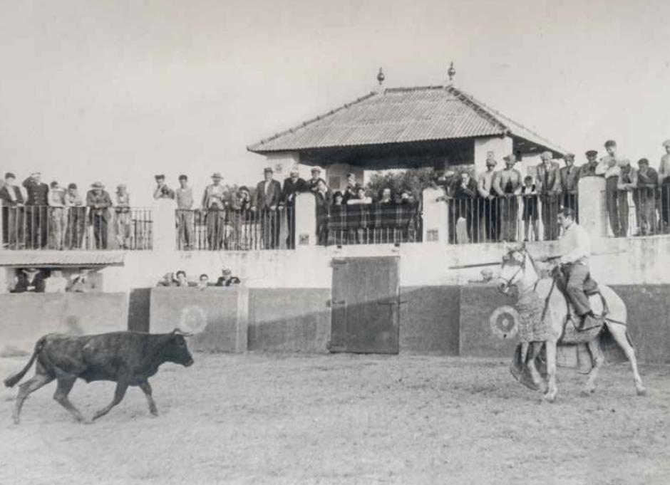 Antonio Ordóñez tentando una vaca en Los Derramaderos