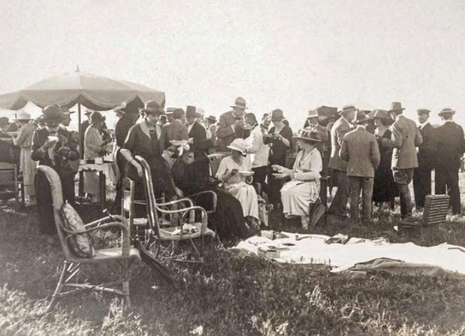 Visita de la emperatriz Eugenia y la reina Victoria Eugenia,
a la ganadería Miura en el Cortijo El Cuarto, acompañada del
premio Nobel e inventor de la telegrafía sin hilos y de la radio,
Marconi