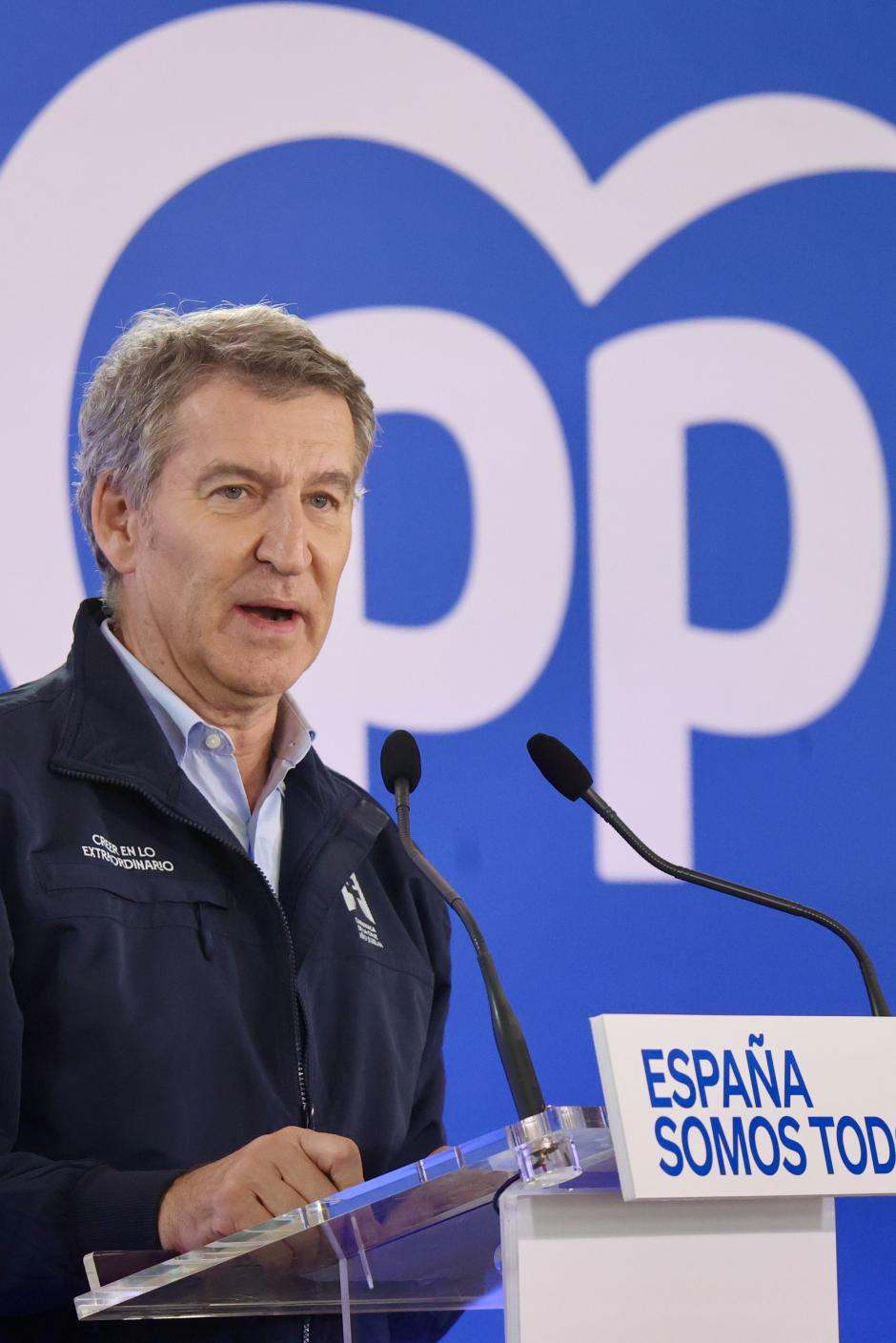 El presidente del Partido Popular, Alberto Núñez Feijóo, durante un acto con militantes tras participar en el acto litúrgico en la Basílica de la Vera Cruz, con motivo del Año Jubilar. EFE/Juan Carlos Caval