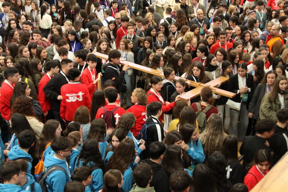 Algunos de los jóvenes llevando la cruz