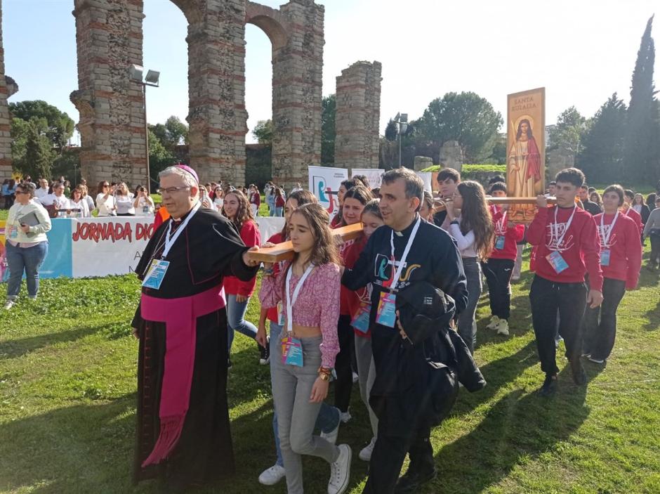 Tras la peregrinación de los símbolos, hubo una misa ante el acueducto