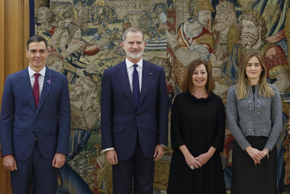 Pedro Sánchez, Felipe VI, Francina Armengol y Sara Aagesen en el Palacio de la Zarzuela