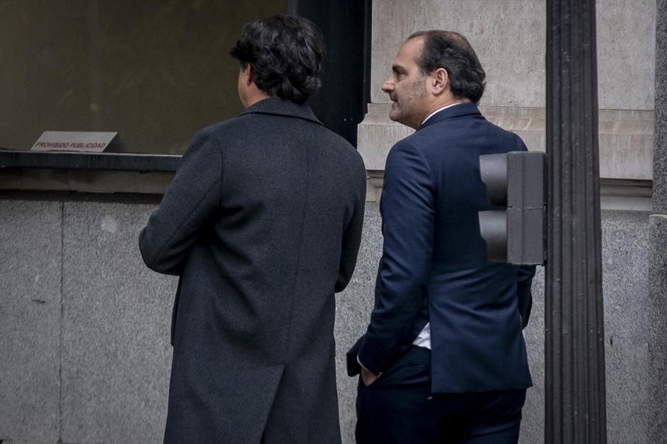 Uno de los imputados César Moreno (d), llega a declarar a la Audiencia Nacional