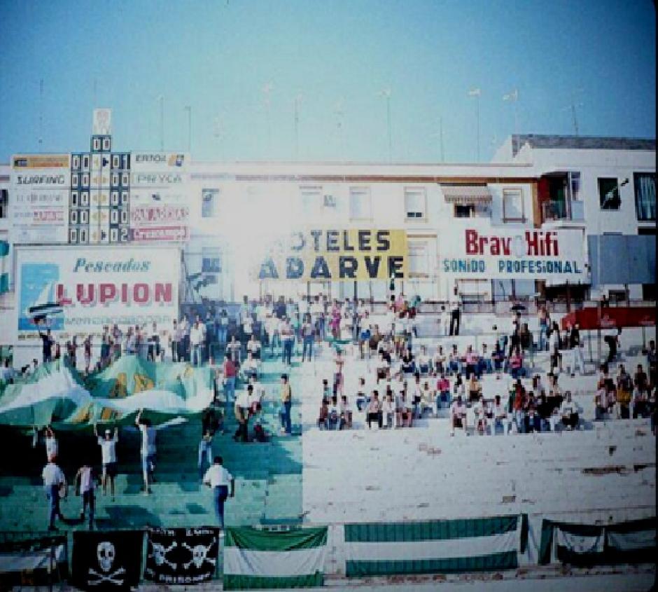 Aquella grada norte del estadio El Arcángel en la previa de un partido