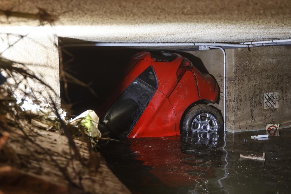 Un vehículo atrapado en un garaje de Alfafar tras la DANA, Valencia