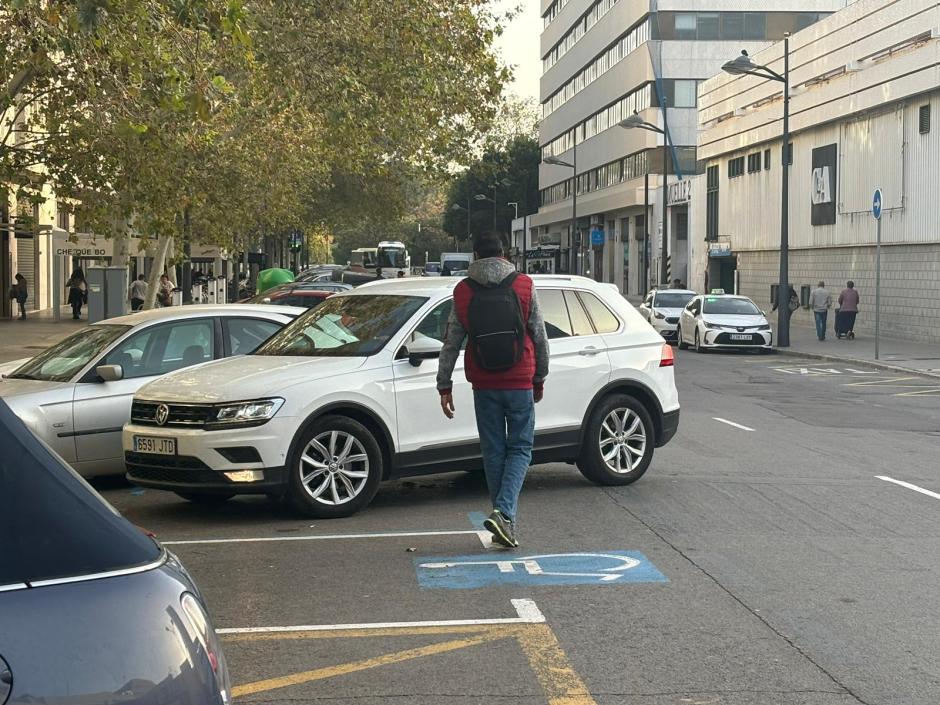 Uno de los gorrillas de la calle Profesor Beltrán Baguena, en Valencia