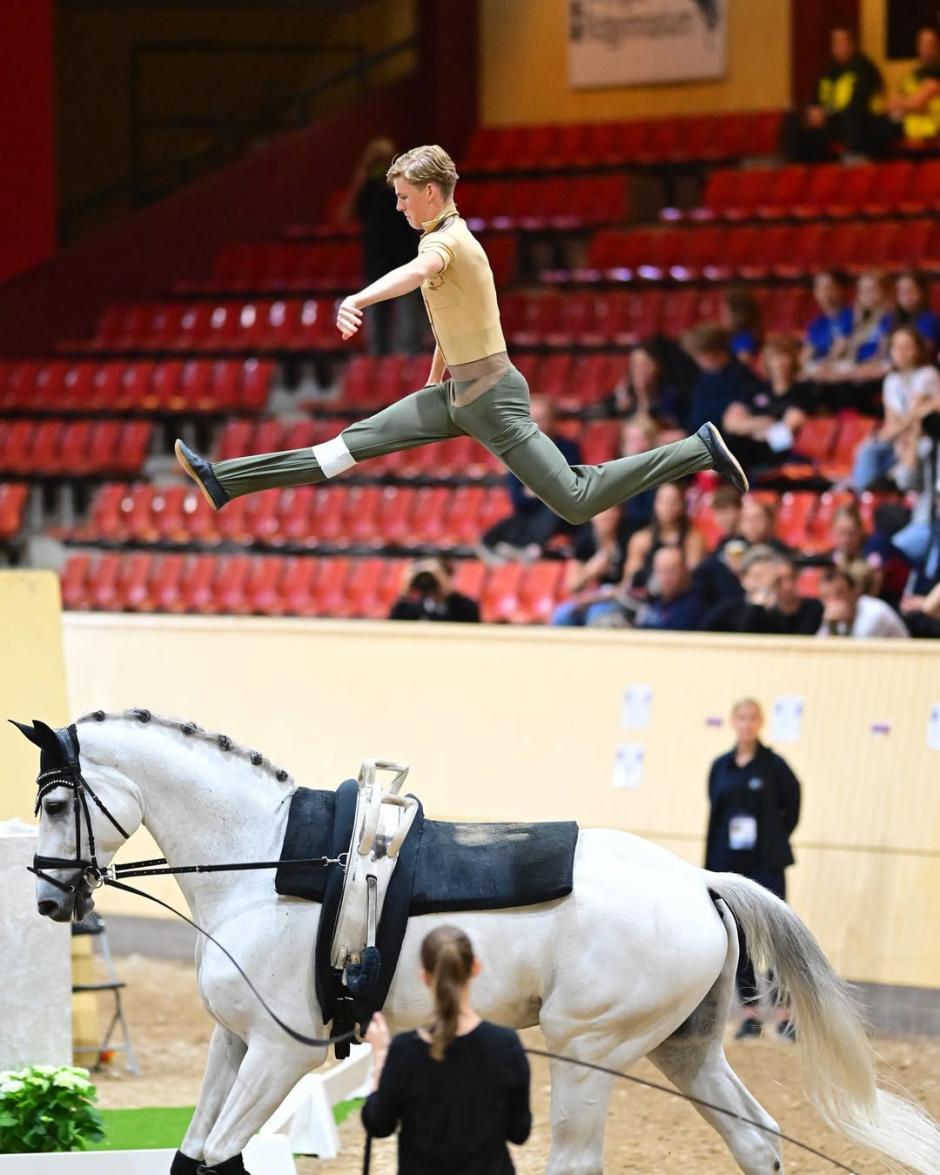 Carlos Constantino de Habsburgo practicando salto ecuestre