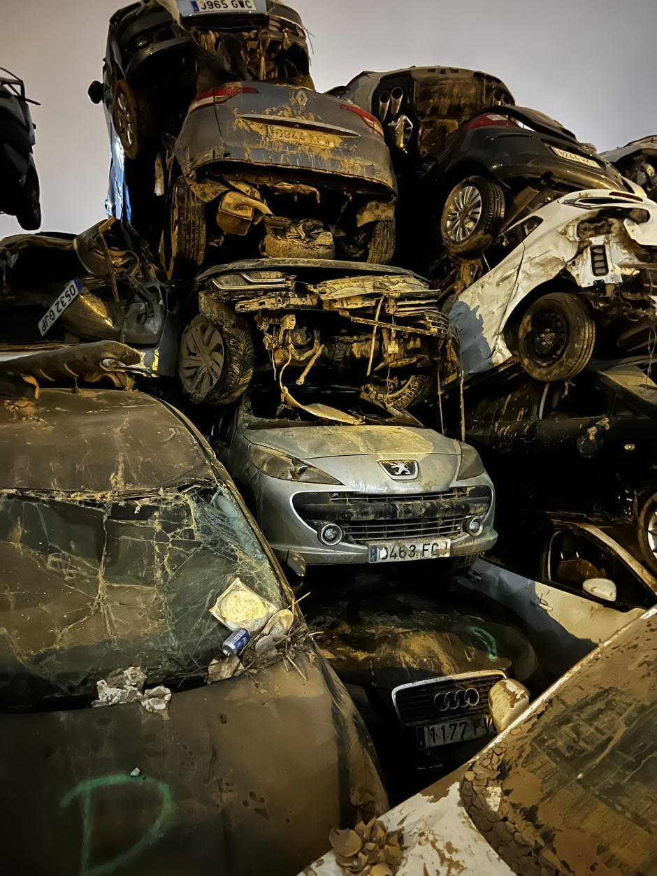 Coches apilados durante la DANA