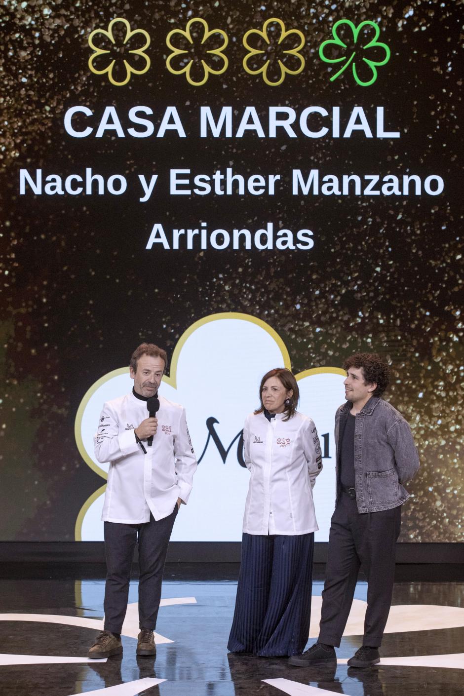 Nacho y Esther Manzano junto a su sobrino Jesús (d), del Restaurante Casa Marcial de Arriondas, Asturias, único restaurante que ha conseguido este martes las tres estrellas de la Guía Michelin