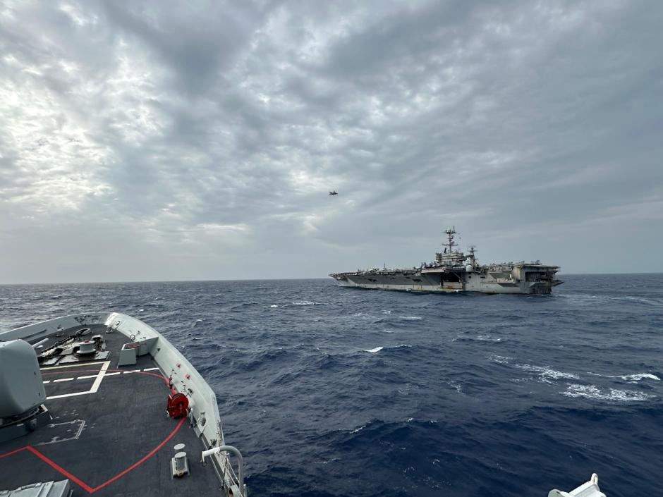 El imponente USS Harry S. Truman en el Mediterráneo, junto a la fragata Méndez Núñez