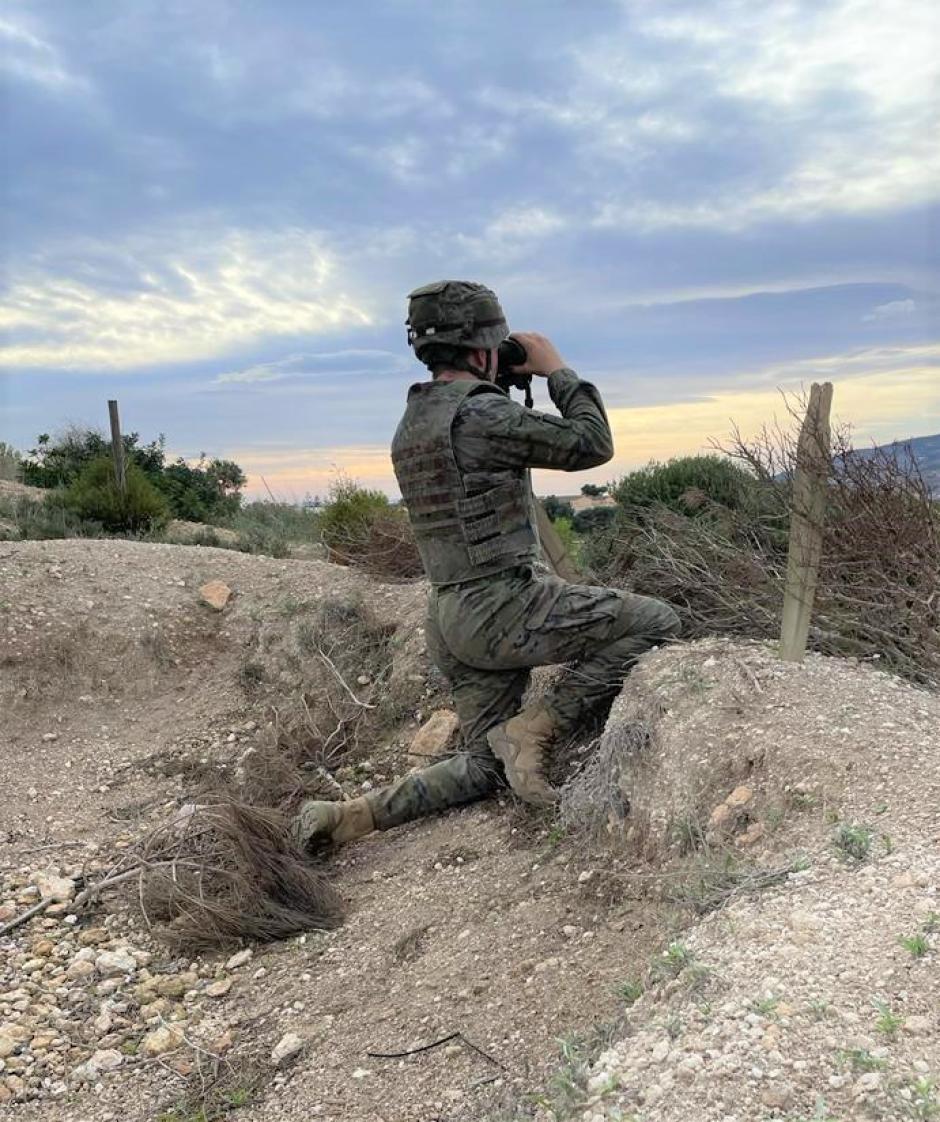 Un miembro de un grupo táctico vigila una zona estratégica