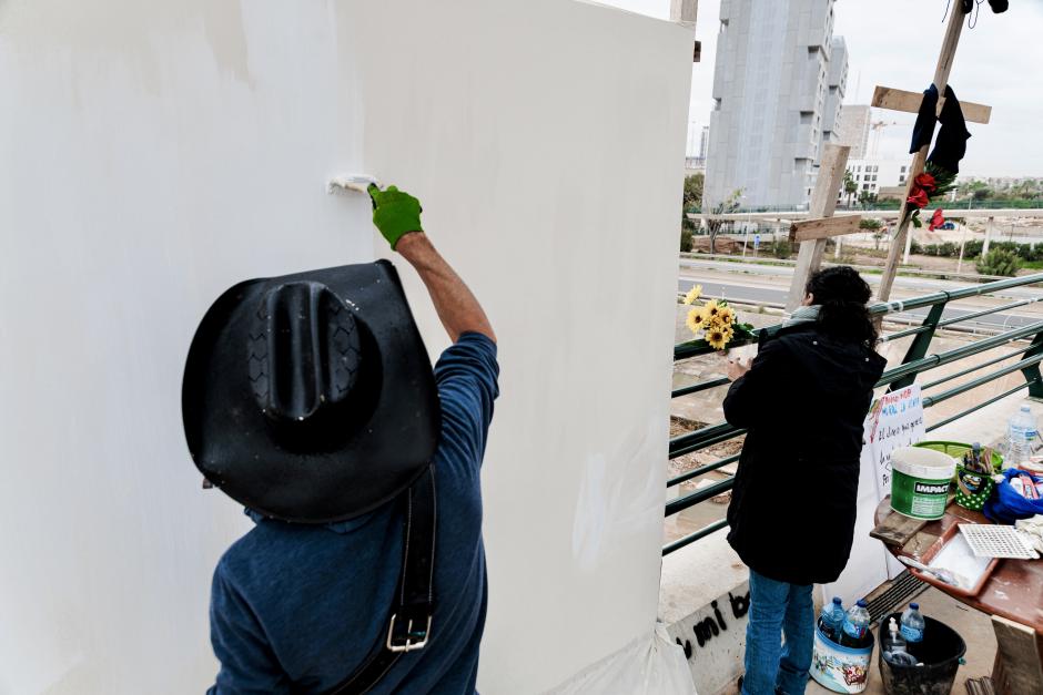 El artista e impulsor del homenaje, Roberto Márquez, en el ‘puente de la Solidaridad’