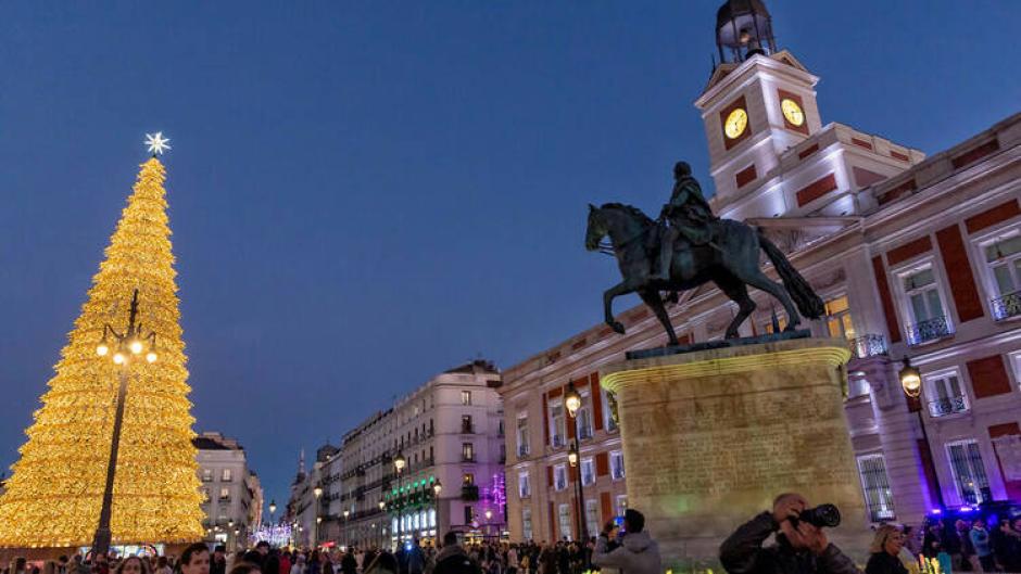 Vistazo de la Puerta del Sol en Navidad