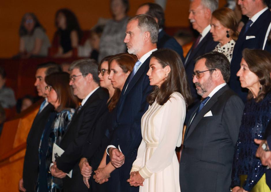 Don Felipe y Doña Letizia, en el minuto de silencio por las víctimas de la DANA