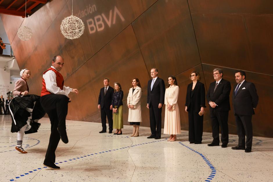 Aurresku en honor de los Reyes, a su llegada al Palacio Euskalduna