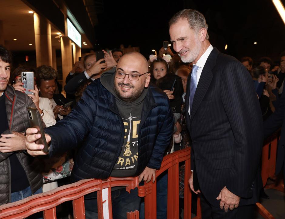 Don Felipe se ha una foto con una de las personas que le aguardaba a la salida de la ópera