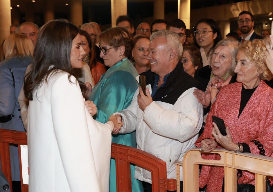 La Reina conversa con unas señoras que acudieron a aplaudir a los Reyes este viernes en Bilbao