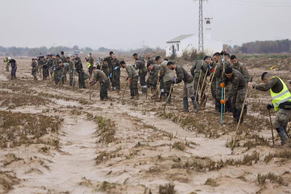 Efectivos de la Brigada 12 del ejército de Tierra en Madrid durante las labores de búsqueda de los desaparecidos por la DANA