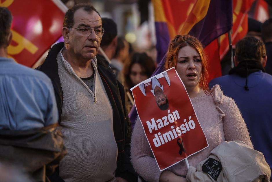 Varios manifestantes en la marcha contra Mazón