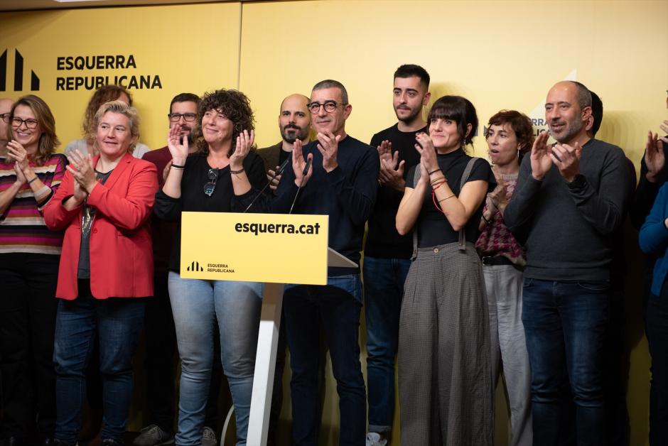 El candidato a la Presidencia de ERC, Xavier Godàs (c), comparece antes los medios de comunicación tras la primera vuelta de la jornada electoral por el 30 Congreso Nacional de ERC, en su sede, a 30 de noviembre de 2024, en Barcelona, Catalunya (España). La candidatura de Oriol Junqueras, Militància Decidim, ha conseguido un 48,3% de los votos, frente a los 35,3% de la candidatura de Nova Esquerra Nacional, encabezada por Xavier Godàs, y Foc Nou de Helena Solà, que se queda con un escaso 12,6%. Ninguna de las candidaturas ha superado el 50% de los votos, por lo que el liderazgo del partido entre Junqueras y Godàs se decidirá en una segunda vuelta el sábado 14 de diciembre.

Alberto Paredes / Europa Press
30 NOVIEMBRE 2024;CATALUÑA;ELECCIONES;ERC;CONGRESO NACIONAL;JORNADA ELECTORAL;
30/11/2024