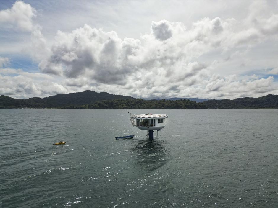 Vista aérea de una casa conocida como SeaPod Alpha Deep, que se encuentra sobre la habitación submarina