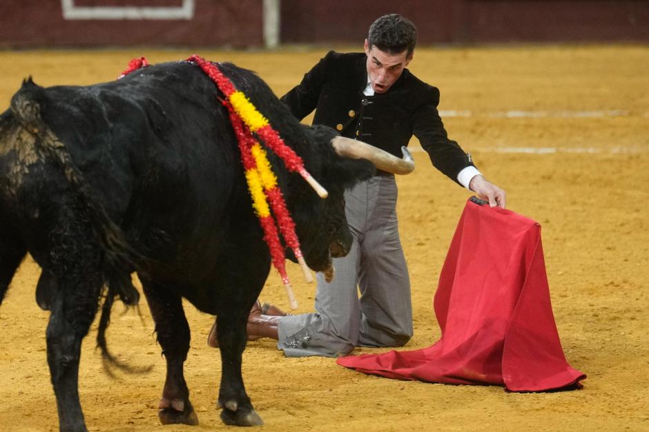 Fernando Adrián, de rodillas ante el novillo al que cortó las dos orejas