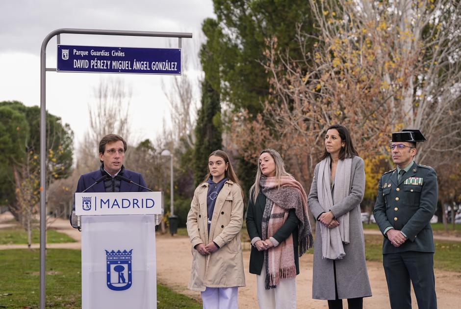 El alcalde de Madrid, José Luis Martínez Almeida, tras  descubrir una placa que da nombre al parque Guardias Civiles David Pérez y Miguel Ángel González, en el distrito de Hortaleza