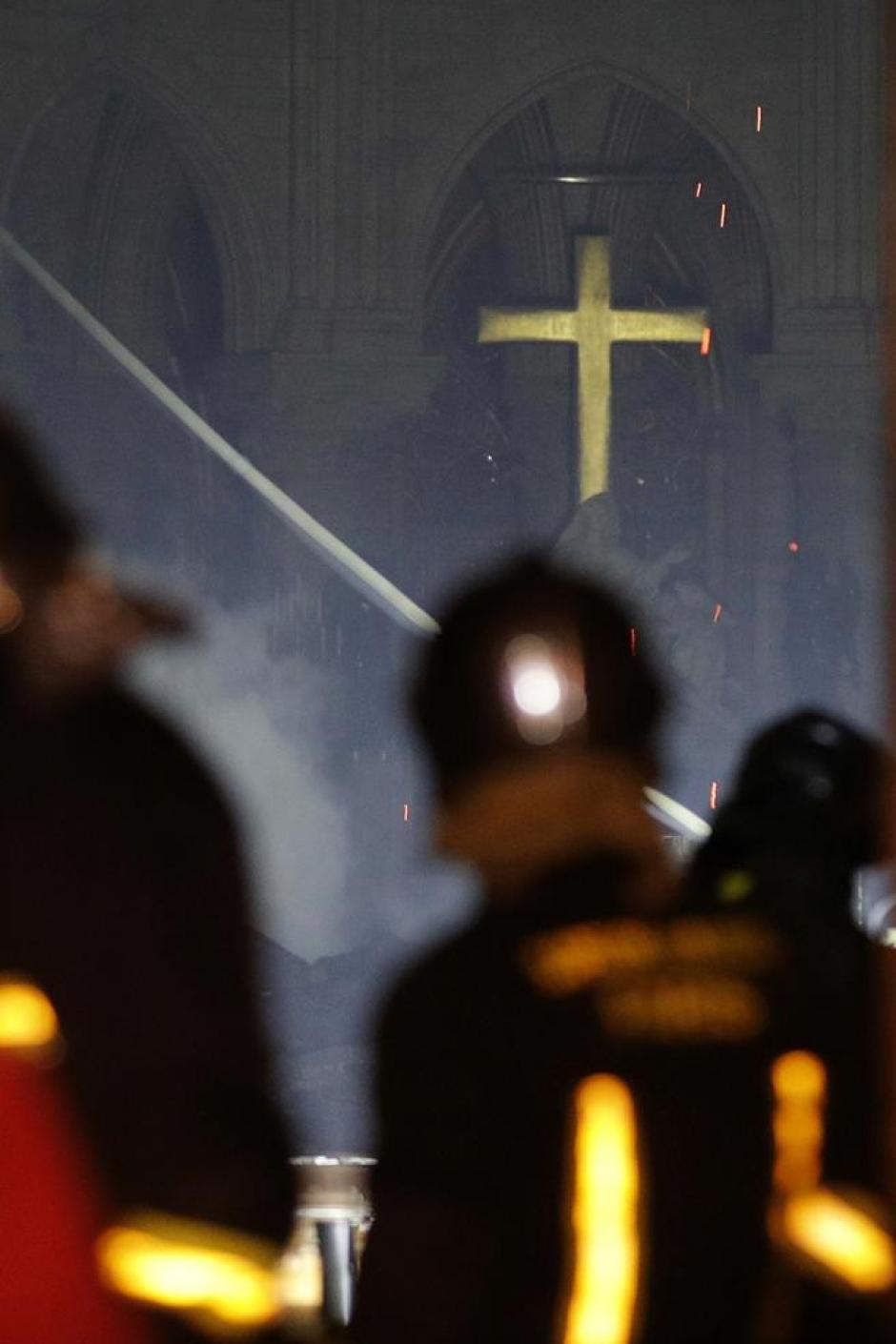 Otra perspectiva de los bomberos cuando accedieron al templo parisino