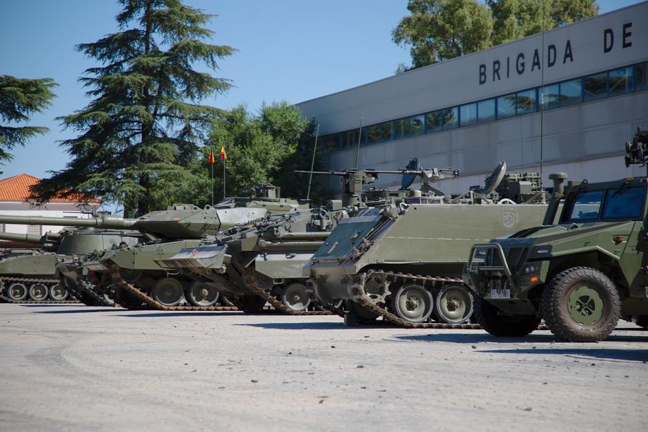 Algunos de los vehículos de combate desplegados en la base militar de El Goloso