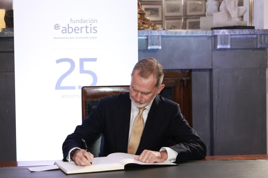 El Jefe del Estado firma en el libro de honor de la Fundación Abertis