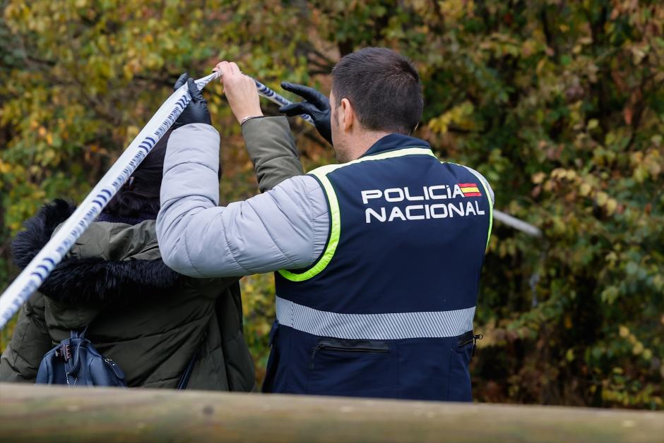 Un agente de la Policía Científica en el lugar en el que se descubrió el cuerpo