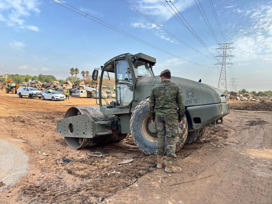 Una máquina aplanadora del ejército, en Paiporta