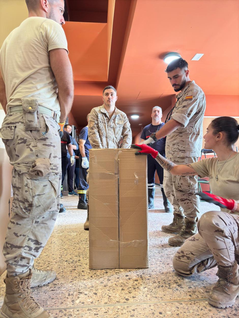 Militares, en el interior del CEIP Jaume I