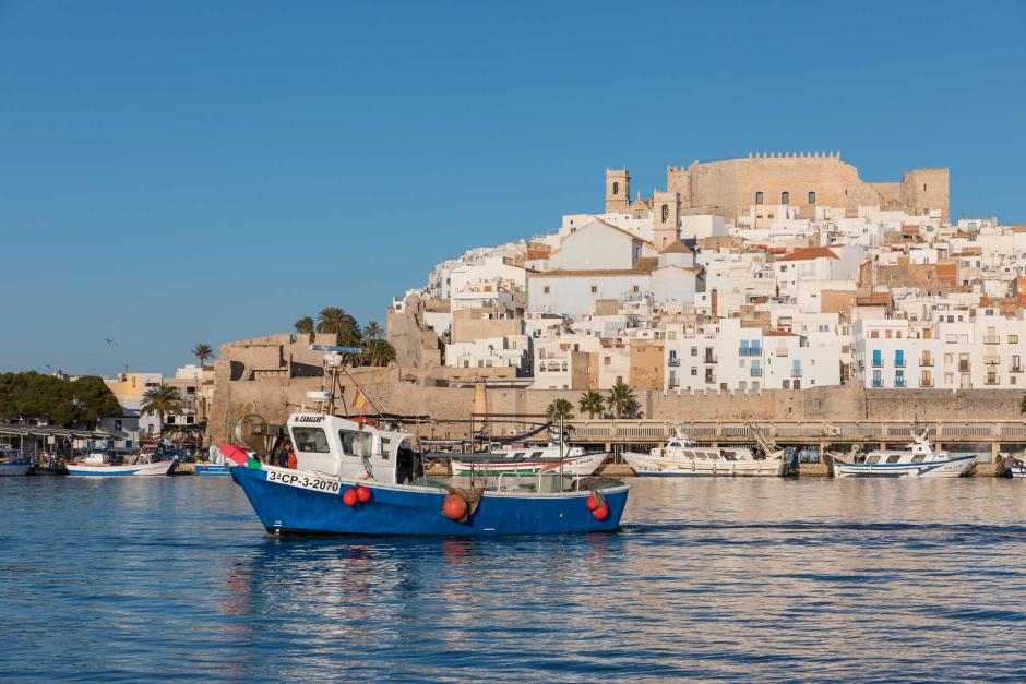 Imagen de un barco pesquero en el puerto de Peñíscola, en Castellón