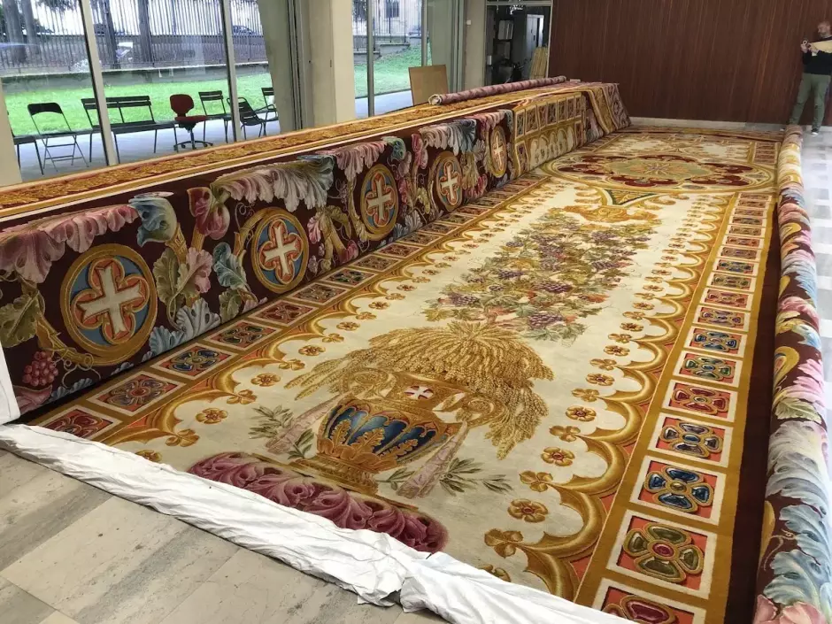 Una parte de la alfombra del coro de Notre Dame, del siglo XIX, en proceso de conservación