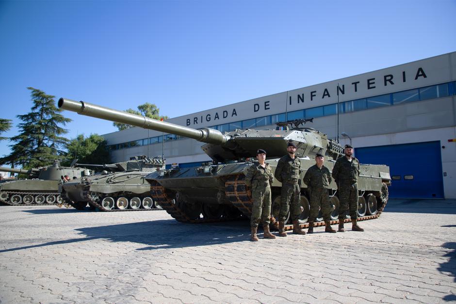 El impresionante Leopardo 2E con sus cuatro tripulantes en la base madrileña de El Goloso