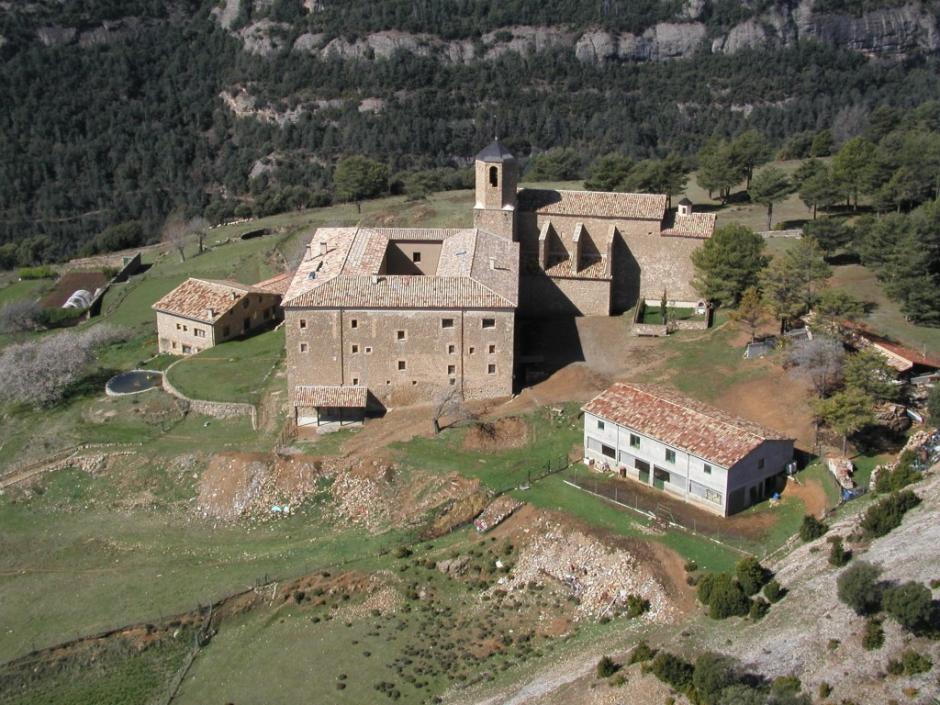 El milenario santuario de Lord se encuentra en lo alto de una muela, a 1180 metros de altitud