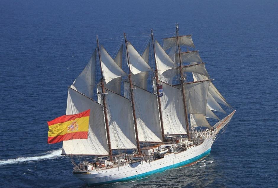 Vista aérea del Juan Sebastián de Elcano con la bandera de combate desplegada