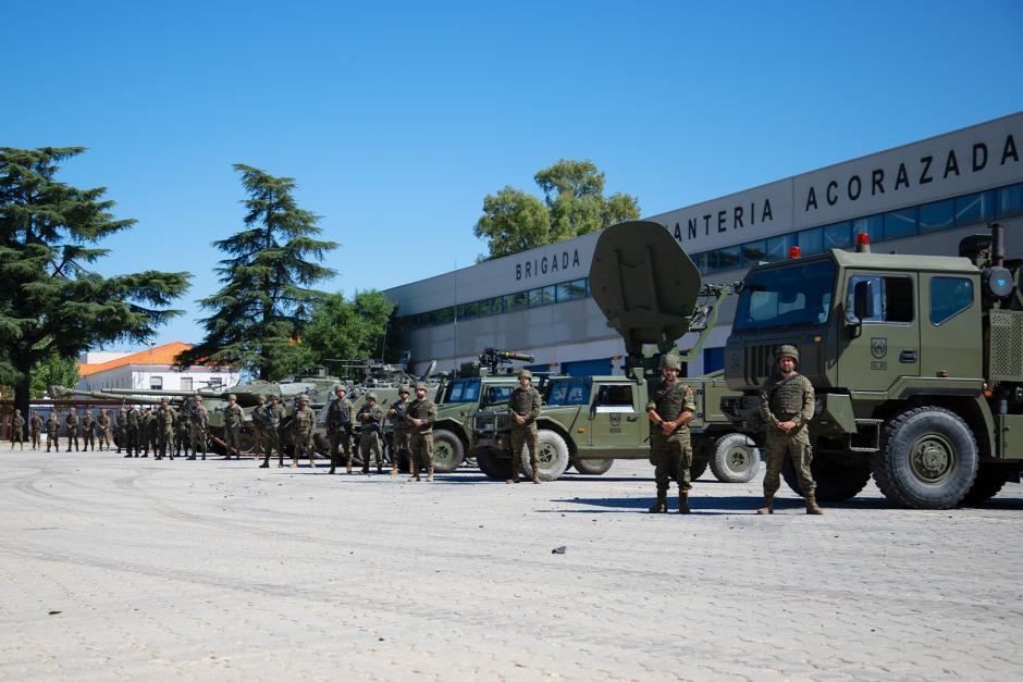 Espectacular imagen del despliegue de vehículos de combate en la base madrileña de El Goloso