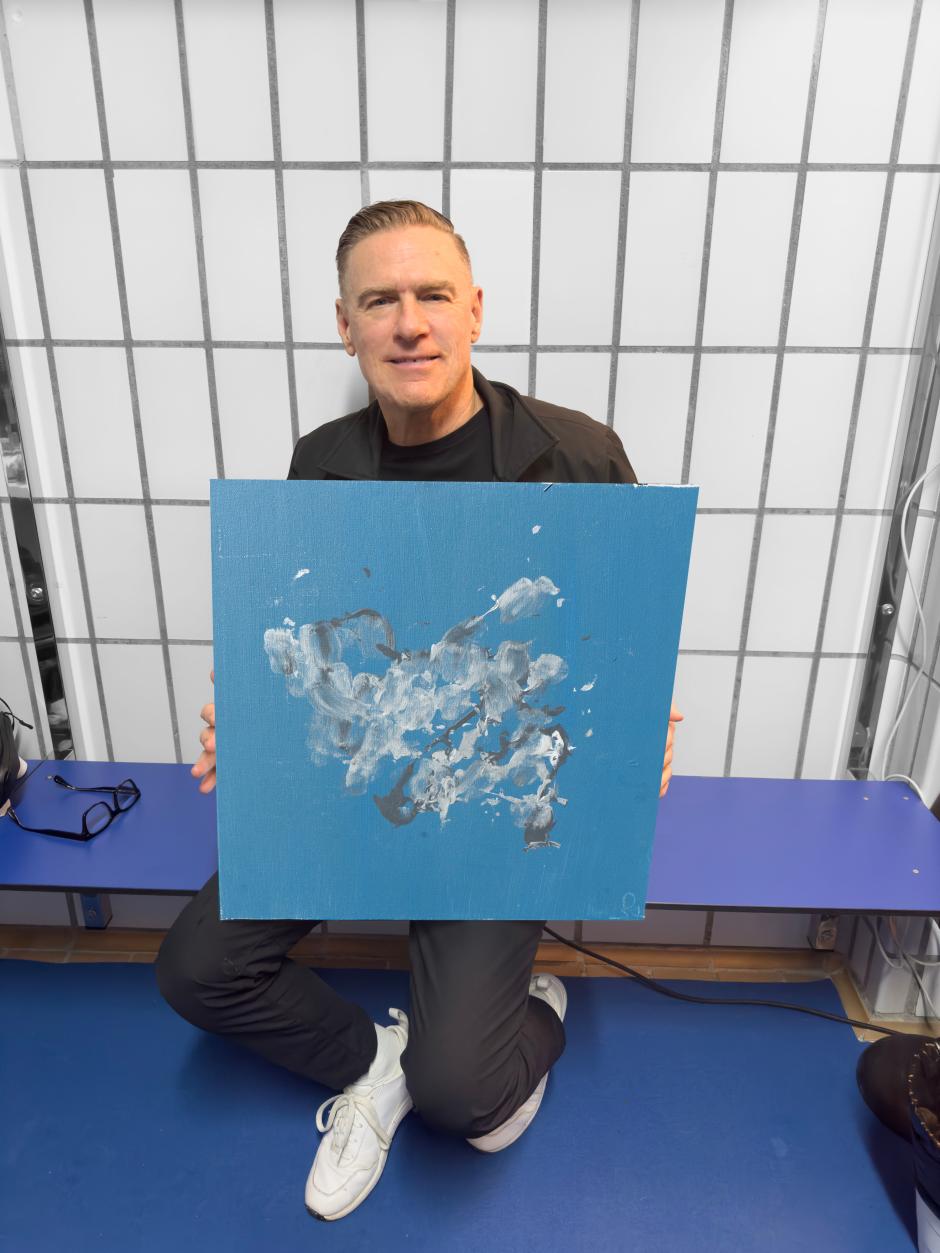 Bryan Adams con la pintura "Cloud #9