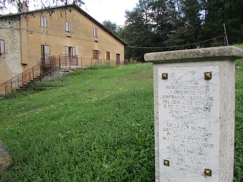 La granja Mastroddi en la actualidad, con una placa que conmemora el suceso