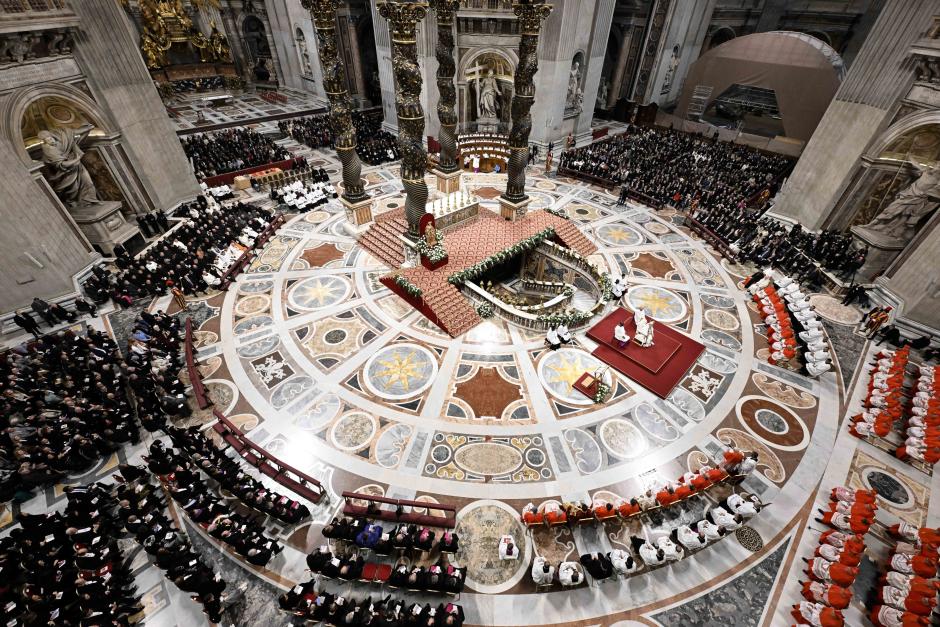 Los cardenales asisten sentados a la celebración del Consistorio Ordinario Público para la creación de nuevos cardenales, en la Basílica de San Pedro del Vaticano