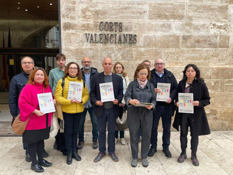 Miembros de Escola Valenciana, a las puertas de las Cortes, en Valencia