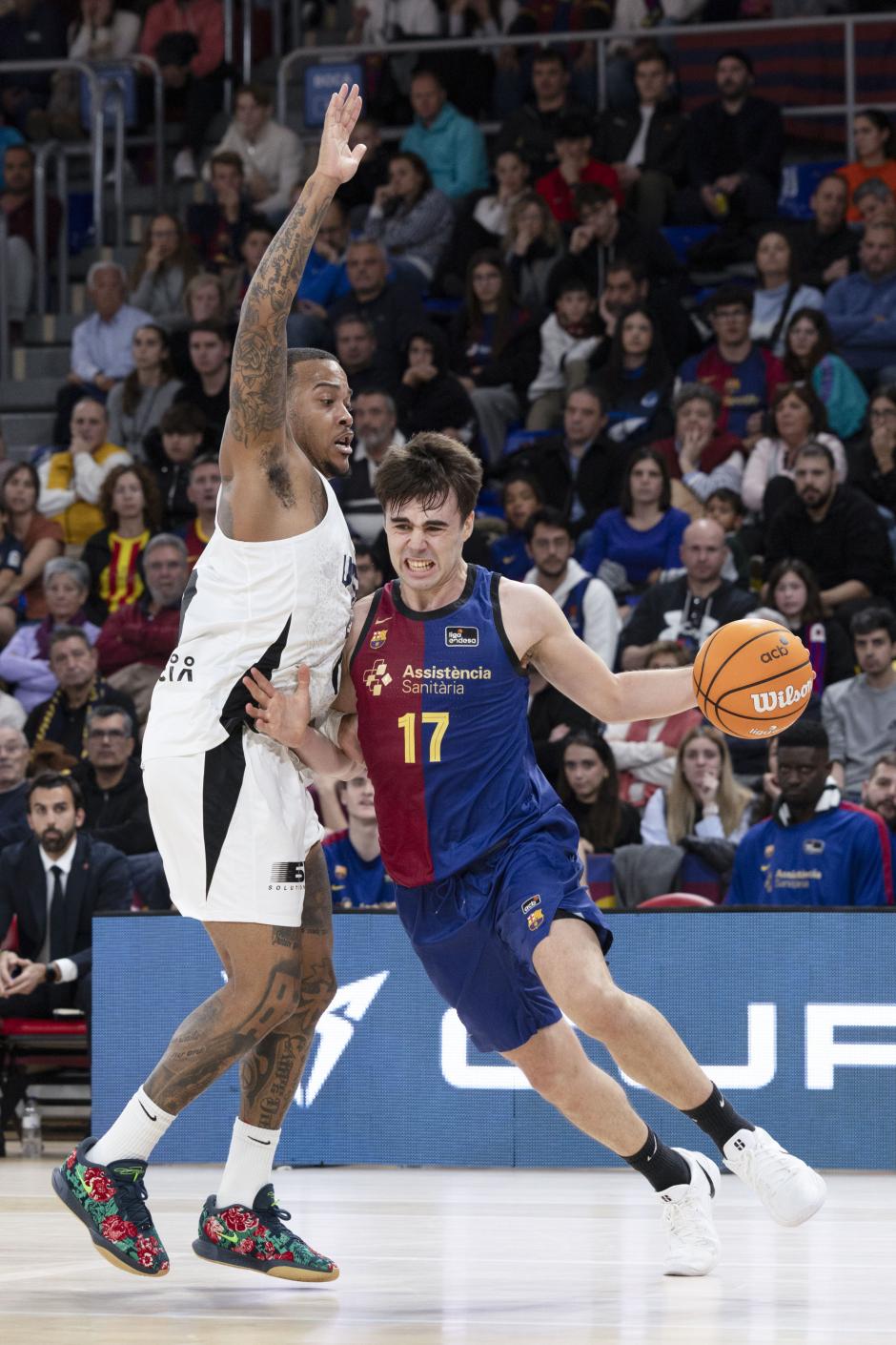 El jugador del FC Barcelona Nuñez en acción ante el jugador del UCAM Universidad Caupain