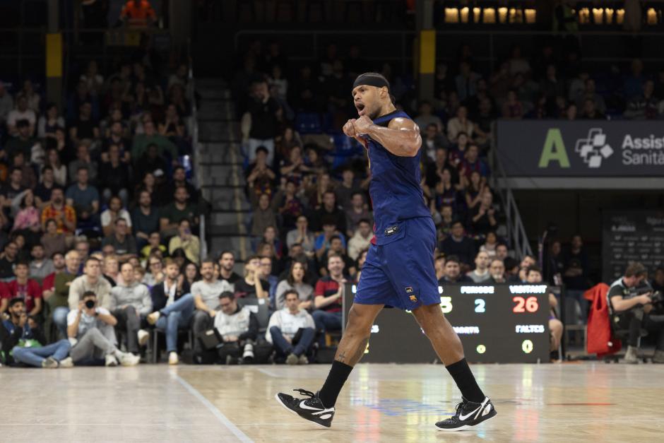 El jugador del FC Barcelona Anderson es expulsado de la cancha tras una acción con el jugador del UCAM Universidad, Ennis