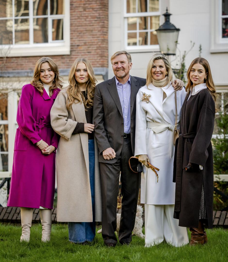 Amalia de Holanda, junto a sus padres y sus hermanas, Alexia y Ariane