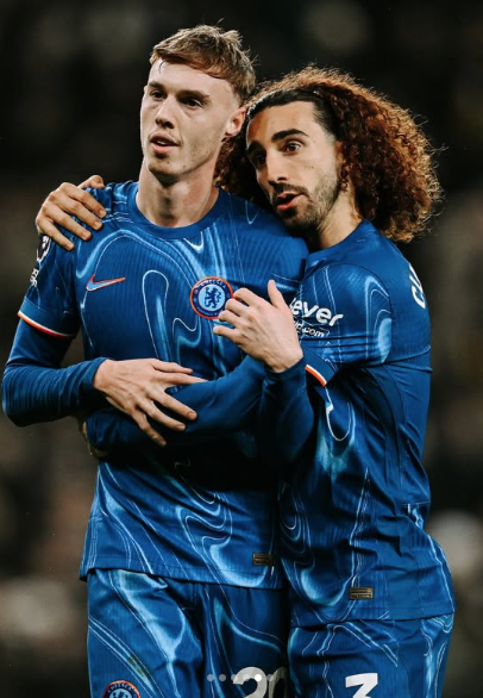 Cucurella abraza a Cole Palmer celebrando uno de sus goles ante el Tottenham