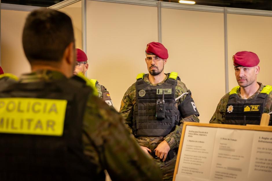 Miembros de la Policía Militar reciben instrucciones, en Valencia